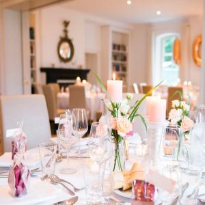 Im Mulligans mit Blick ins Kaminzimmer